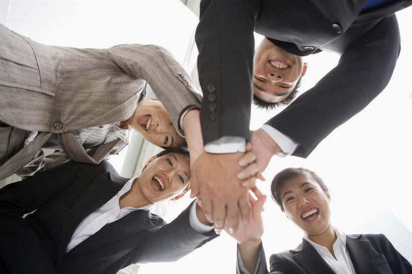 东方人,四个人,伙伴,朋友,商务人士,商务男性,商务女性,站,横图,室外,白天,仰视,衬衫,友谊,合作,团队,亚洲,弯腰,握,阴影,套装,光线,影子,云,云朵,云彩,黄种人,鼓励,蓝色,白云,蓝天,天空,阳光,天,加油,站着,叠加,战略,打气,握着,鼓舞,商务装,工薪阶层,弯身,联合,合谋,配合,协作,男人,男性,年轻男性,年轻女性,女人,女性,亚洲人,白领,上班族,站立,半身,彩图,低角度拍摄,衬衣