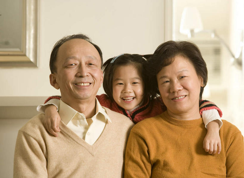 东方人,儿童,老年人,头发,三个人,家庭,夫妻,祖母,祖父,横图,室内,白天,正面,爱情,纯洁,台灯,照明,亚洲,阴影,服装,光线,头饰,影子,墙,灯光,浪漫,休闲装,黄种人,墙壁,墙面,灯,小孩,衣服,白色,发夹,发饰,夹子,灯具,休闲,温暖,温馨,一家人,休闲服,恩爱,可爱,童年,童趣,恋人,服饰,奶奶,爷爷,祖孙,照亮,和睦,照明设备,童真,烂漫,无邪,外婆,外孙女,外祖母,外公,外祖父,鹤发,天真,老年男性,老年女性,男人,男性,女孩,女人,女性,亚洲人,孩子,夫妇,情侣,孙女,半身,彩图,伴侣,融洽,女生