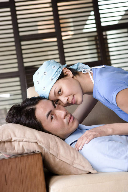 东方人,两个人,躺,竖图,室内,白天,侧面,爱情,窗户,落地窗,沙发,亚洲,撑,阴影,服装,朦胧,模糊,光线,头巾,影子,百叶窗,浪漫,扭头,休闲装,黄种人,玻璃窗,衣服,枕头,靠,靠着,趴着,倚靠,转头,休闲,温暖,温馨,休闲服,恩爱,搭,恋人,服饰,和睦,撑着,倚着,搭着,布艺沙发,百页窗,卧着,男人,男性,年轻男性,年轻女性,女人,女性,亚洲人,情侣,趴,躺着,卧,半身,彩图,伴侣,融洽