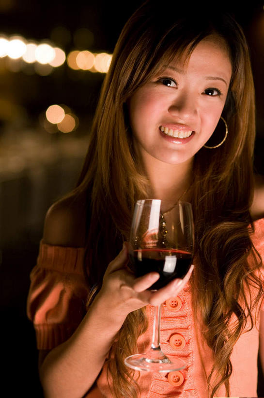 红酒,葡萄酒,东方人,一个人,酒吧,站,笑,微笑,露齿笑,竖图,室内,白天,正面,杯子,亚洲,仅一个年轻女性,仅一个女性,仅一个人,握,阴影,服装,朦胧,模糊,光线,高脚杯,影子,灯光,红酒杯,酒类,拿,拿着,注视,休闲装,黄种人,玻璃制品,酒,饮料,衣服,耳环,酒杯,观察,看,碰杯,站着,休闲,休闲服,红葡萄酒,举杯,握着,服饰,观看,察看,关注,耳饰,年轻女性,女人,女性,亚洲人,玻璃杯,站立,半身,彩图,酒吧间,酒馆