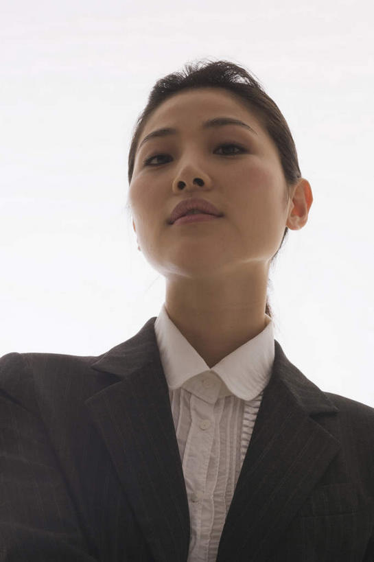 东方人,一个人,商务人士,商务女性,站,竖图,室内,特写,白天,白色背景,正面,亚洲,仅一个年轻女性,仅一个女性,仅一个人,套装,注视,黄种人,黑色,低头,观察,看,站着,观看,察看,关注,商务装,鞭子,工薪阶层,年轻女性,女人,女性,亚洲人,长发,白领,上班族,站立,半身,彩图