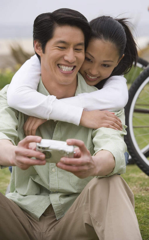 东方人,两个人,抱,笑,微笑,露齿笑,竖图,室内,白天,正面,爱情,游戏,科技,自行车,亚洲,一辆,握,服装,浪漫,玩,休闲装,黄种人,娱乐,车,脚踏车,衣服,白色,黑色,交通工具,休闲,温暖,温馨,休闲服,恩爱,握着,恋人,服饰,游戏机,抱着,活动,和睦,掌上游戏机,搂着,发泄,消遣,智力,载具,掌机,鞭子,便携式游戏机,手提游戏机,宣泄,男人,男性,年轻男性,年轻女性,女人,女性,亚洲人,长发,情侣,怀抱,搂,搂抱,玩耍,嬉戏,相抱,拥抱,半身,彩图,伴侣,融洽,短发