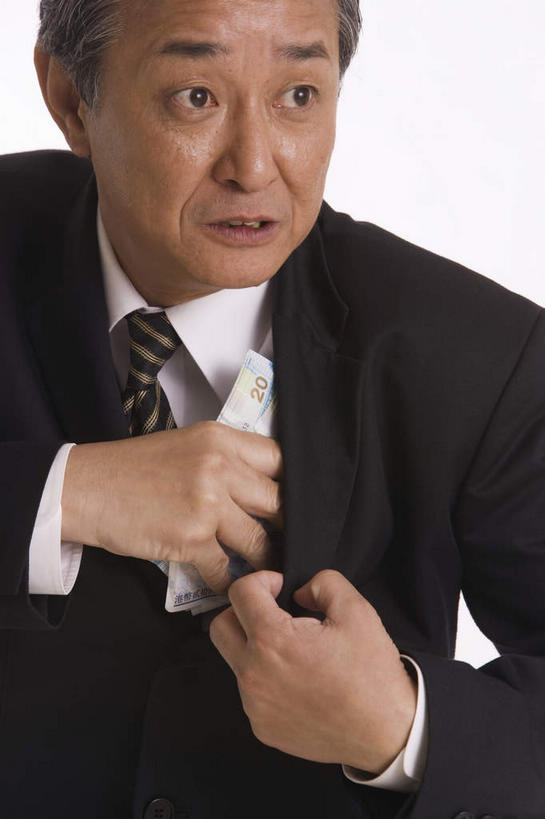 东方人,一个人,商务人士,商务男性,竖图,室内,特写,白天,白色背景,正面,衬衫,钱,亚洲,仅一个男性,仅一个人,套装,钱币,黄种人,黑色,仅一个老年男性,钞票,金融,纸币,摄影,影棚,经济,装,商务装,流通,纸钞,贸易,工薪阶层,货币,现金,老年男性,男人,男性,亚洲人,白领,上班族,半身,彩图,影棚拍摄,衬衣,拍摄,短发