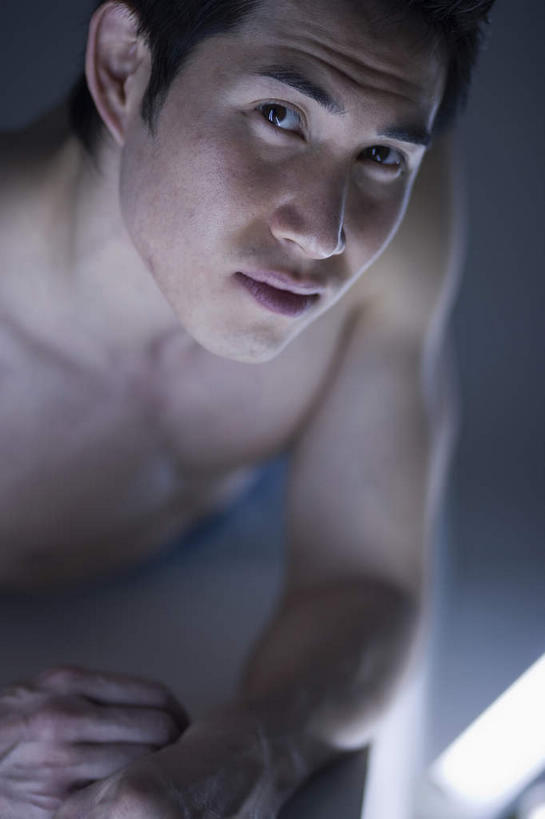 东方人,一个人,竖图,俯视,室内,白天,亚洲,仅一个男性,仅一个人,注视,黄种人,裸露,仅一个年轻男性,看,关注,裸,男人,男性,年轻男性,亚洲人,抬头,仰头,半身,彩图,高角度拍摄