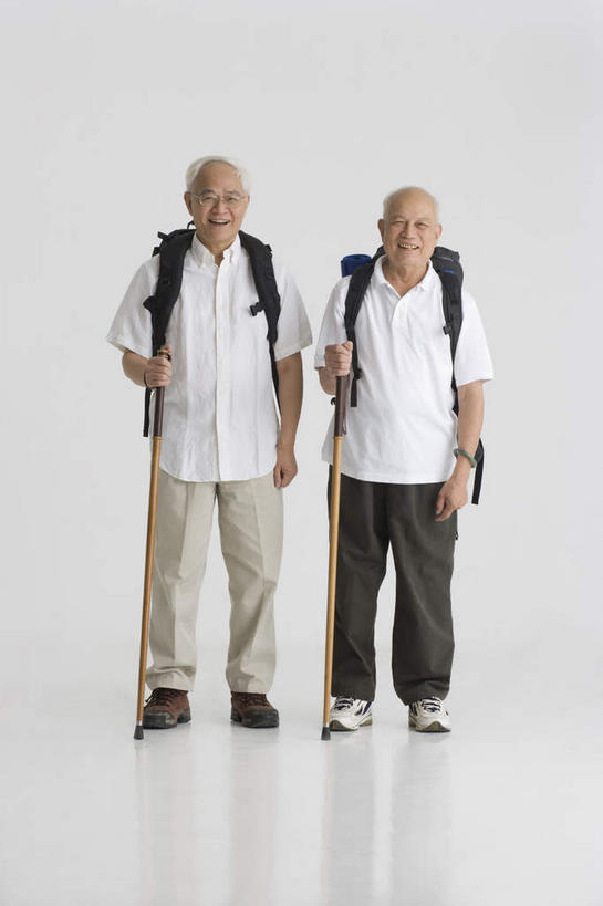 东方人,两个人,伙伴,朋友,站,笑,微笑,露齿笑,竖图,室内,白天,白色背景,正面,运动鞋,友谊,鞋子,亚洲,握,包,工具,器材,拿,旅行包,拿着,注视,黄种人,背包,观察,看,站着,器械,握着,摄影,影棚,拐杖,观看,休闲鞋,察看,关注,登山杖,辅助设备,旅游包,登山棍,友情,老年男性,男人,男性,亚洲人,登山,爬山,站立,彩图,全身,影棚拍摄,拍摄,双肩包