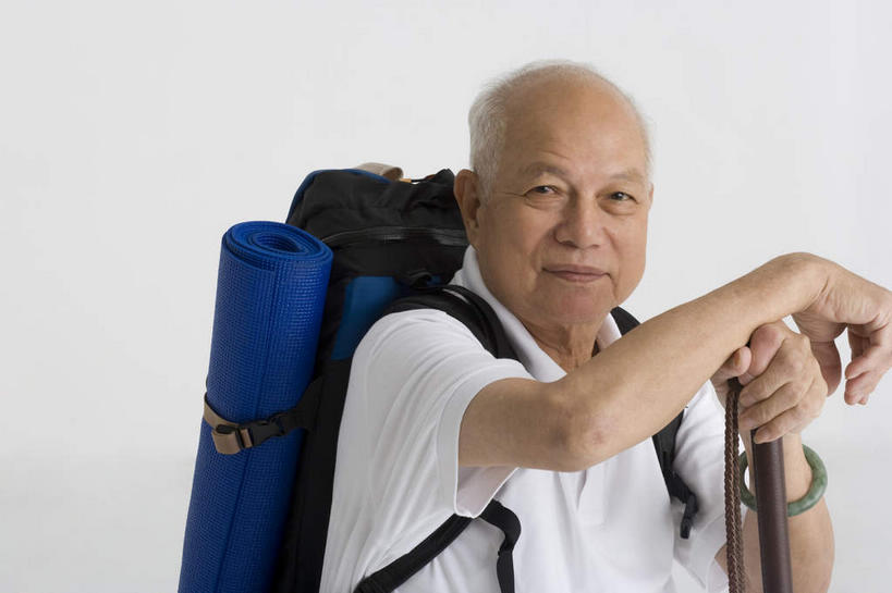 东方人,一个人,站,笑,微笑,横图,室内,白天,正面,亚洲,仅一个男性,仅一个人,一根,撑,握,包,工具,器材,拿,旅行包,拿着,注视,黄种人,一只,蓝色,背包,观察,看,站着,仅一个老年男性,器械,握着,拐杖,观看,察看,撑着,关注,登山杖,辅助设备,旅游包,登山棍,老年男性,男人,男性,亚洲人,登山,爬山,站立,半身,彩图,双肩包