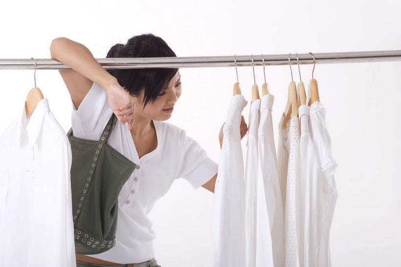 东方人,一个人,商店,站,横图,室内,白天,正面,购物,消费,超市,袋子,衣架,亚洲,仅一个年轻女性,仅一个女性,仅一个人,许多,吊挂,悬挂,服装,包,皮包,很多,挂,注视,休闲装,黄种人,店,一只,衣服,白色,观察,看,趴着,站着,休闲,休闲服,金融,百货,服饰,观看,单肩包,察看,服装店,关注,选购,贸易,百货公司,血拼,年轻女性,女人,女性,亚洲人,挂衣架,晾衣架,趴,站立,半身,彩图,购物商场,购物中心,商业中心