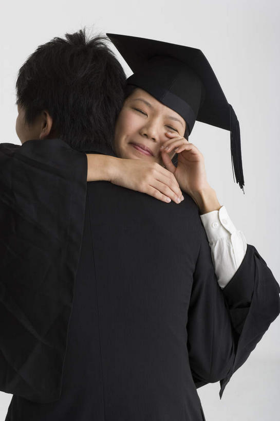 东方人,背部,两个人,学生,站,抱,竖图,室内,白天,正面,爱情,亚洲,擦,浪漫,注视,黄种人,观察,看,站着,温暖,温馨,恩爱,恋人,流苏,抱着,观看,和睦,察看,搂着,学士帽,毕业,关注,学士服,一顶,垂布,学士袍,抽泣,堕泪,呜咽,饮泣,男人,男性,年轻男性,年轻女性,女人,女性,亚洲人,情侣,怀抱,搂,搂抱,相抱,拥抱,站立,半身,彩图,哭泣,啼哭,伴侣,融洽