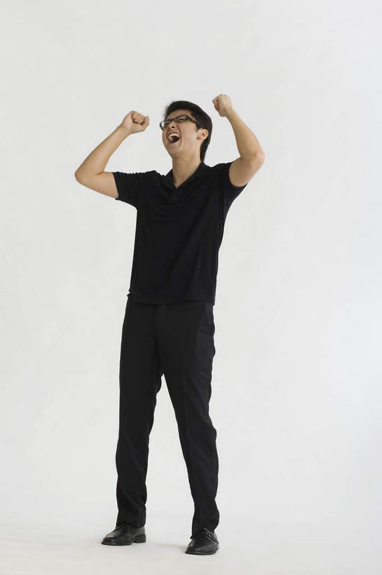 东方人,一个人,站,举,竖图,室内,白天,正面,亚洲,仅一个男性,仅一个人,服装,注视,休闲装,黄种人,仅一个年轻男性,衣服,黑色,观察,看,托,站着,休闲,休闲服,服饰,观看,察看,喊叫,关注,叫喊,叫唤,叫嚷,男人,男性,年轻男性,亚洲人,举起,举手,举着,向上举,向上伸,向上托,站立,彩图,全身