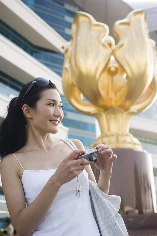 东方人,一个人,站,笑,微笑,露齿笑,竖图,室外,白天,仰视,度假,美景,城市风光,城市,相机,雕塑,香港,中国,亚洲,仅一个年轻女性,仅一个女性,仅一个人,握,艺术,装饰,雕刻,雕像,景观,拿,拿着,注视,黄种人,娱乐,拍照,黄色,数码相机,工艺品,观察,看,站着,享受,休闲,景色,放松,握着,摄影,观看,纪念,美术,港,察看,关注,主题,陈列,东亚,香港会议展览中心,湾仔,金紫荆广场,一部,香港特别行政区,港澳台,中华人民共和国,功能,美学,香港会展中心,年轻女性,女人,女性,亚洲人,照相机,站立,半身,彩图,低角度拍摄,照相