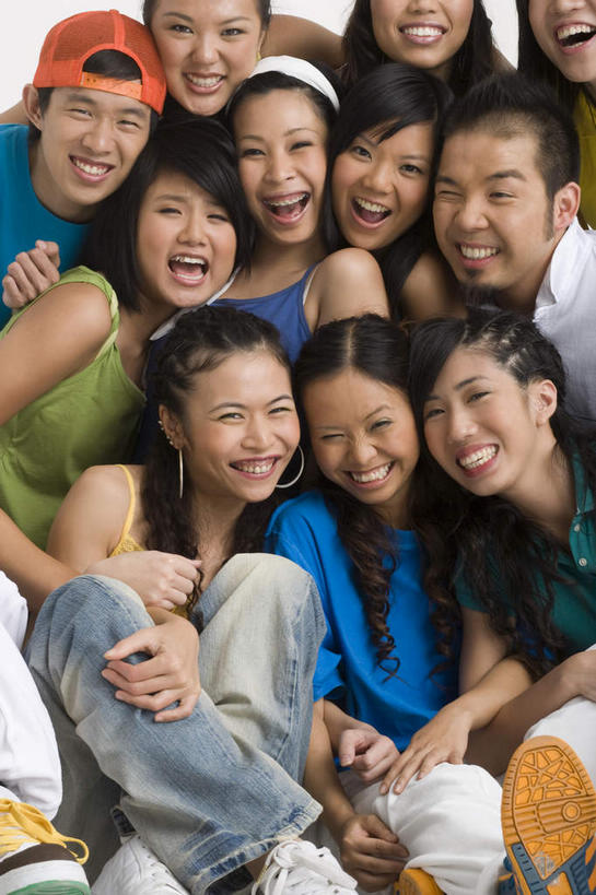 东方人,伙伴,朋友,站,坐,笑,微笑,露齿笑,竖图,室内,白天,正面,友谊,帽子,亚洲,一排,服装,整齐,许多人,注视,休闲装,黄种人,运动帽,排列,衣服,蓝色,绿色,白色,黑色,观察,看,站着,一群人,休闲,休闲服,橙色,鸭舌帽,服饰,观看,靠近,察看,凑近,队列,关注,聚拢,挨近,接近,靠拢,友情,年轻女性,女人,女性,亚洲人,站立,坐着,半身,彩图