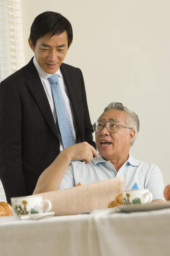 东方人,儿童,两个人,家庭,父亲,儿子,商务人士,商务男性,站,坐,笑,微笑,露齿笑,竖图,室内,白天,正面,衬衫,报纸,亚洲,一副,握,套装,信息,眼镜,拿,拿着,注视,黄种人,小孩,观察,看,站着,温暖,温馨,父子,一家人,父爱,握着,观看,老花镜,新闻,一份,和睦,察看,关注,商务装,工薪阶层,远视眼镜,老年男性,男孩,男人,男性,年轻男性,中年男性,亚洲人,孩子,年轻人,白领,上班族,站立,坐着,半身,彩图,衬衣,融洽,报刊,男生