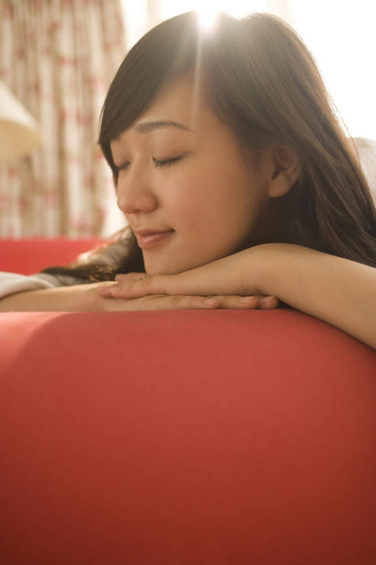 东方人,手,一个人,闭眼,笑,微笑,竖图,室内,白天,正面,窗户,窗帘,靠垫,亚洲,仅一个年轻女性,仅一个女性,仅一个人,靠枕,黄种人,玻璃窗,垫子,枕头,趴着,休息,手部,垫着,年轻女性,女人,女性,亚洲人,闭眼睛,闭着眼,闭着眼睛,趴,半身,彩图