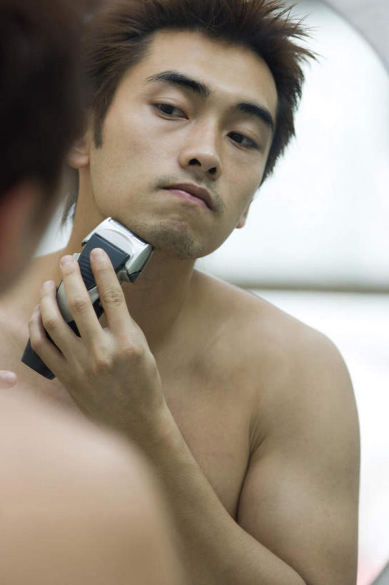 东方人,手,肌肉,健壮,一个人,站,举,竖图,室内,白天,正面,镜子,亚洲,仅一个男性,仅一个人,握,阴影,反射,剃须刀,影子,拿,拿着,注视,黄种人,裸露,仅一个年轻男性,观察,看,清洁,托,站着,健康,手部,活力,力量,护理,握着,洗漱,观看,青春,镜像,察看,强壮,镜面,关注,剃须,裸,仪容,仪表,男人,男性,年轻男性,亚洲人,举起,举手,举着,向上举,向上伸,向上托,站立,半身,彩图