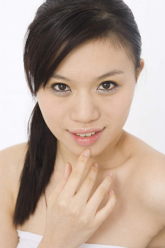 东方人,脸,头,脸颊,手,一个人,举,笑,摸,微笑,露齿笑,竖图,室内,特写,白天,白色背景,正面,亚洲,仅一个年轻女性,仅一个女性,仅一个人,抚摸,浴巾,注视,黄种人,裸露,观察,看,托,手部,摄影,影棚,观看,察看,关注,裸,裹着,年轻女性,女人,女性,亚洲人,头部,脸部,脸蛋,面部,触摸,接触,举起,举手,举着,向上举,向上伸,向上托,半身,彩图,影棚拍摄,拍摄