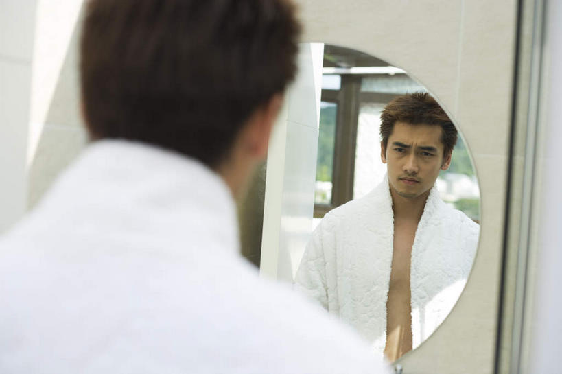 东方人,肌肉,健壮,一个人,站,横图,室内,白天,正面,镜子,卫生间,浴室,亚洲,仅一个男性,仅一个人,阴影,反射,影子,浴巾,注视,黄种人,裸露,仅一个年轻男性,观察,看,站着,健康,活力,力量,洗漱,观看,青春,镜像,察看,强壮,镜面,关注,裸,男人,男性,年轻男性,亚洲人,淋浴房,站立,半身,彩图,冲凉房,沐浴间,沐浴室