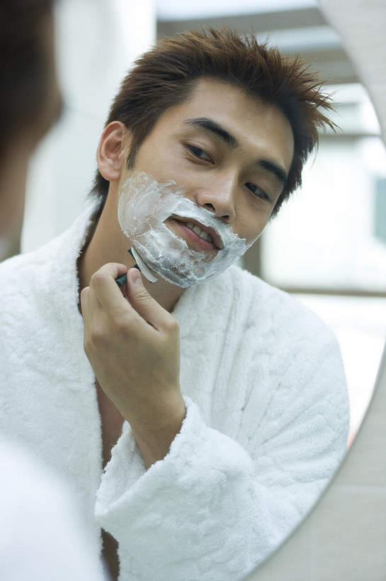 东方人,手,一个人,站,举,竖图,室内,白天,正面,浴袍,镜子,卫生间,浴室,亚洲,仅一个男性,仅一个人,握,阴影,反射,剃须刀,影子,拿,拿着,注视,黄种人,仅一个年轻男性,观察,看,清洁,托,站着,手部,护理,握着,洗漱,观看,镜像,察看,镜面,关注,剃须,剃须泡沫,剃须啫喱,仪容,刮胡泡,刮胡啫喱,剃须沫,剃须泡,仪表,男人,男性,年轻男性,亚洲人,淋浴房,举起,举手,举着,向上举,向上伸,向上托,站立,半身,彩图,汤帷子,浴衣,冲凉房,沐浴间,沐浴室