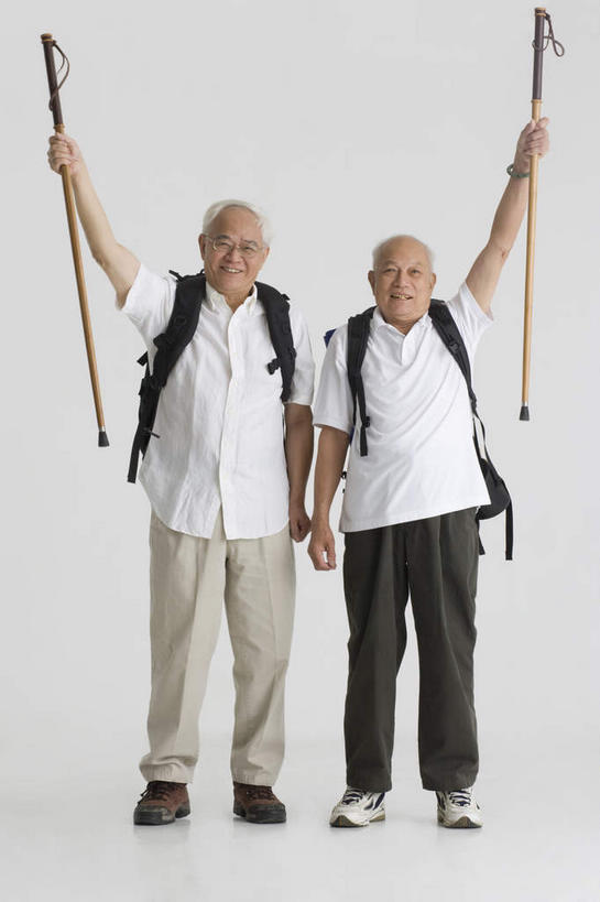 东方人,两个人,伙伴,朋友,站,笑,微笑,露齿笑,竖图,室内,白天,白色背景,正面,友谊,亚洲,服装,包,工具,器材,眼镜,旅行包,休闲装,黄种人,衣服,背包,靠,靠着,站着,休闲,休闲服,器械,摄影,服饰,影棚,拐杖,老花镜,登山杖,辅助设备,旅游包,登山棍,友情,老年男性,男人,男性,亚洲人,登山,爬山,站立,半身,彩图,影棚拍摄,拍摄,双肩包