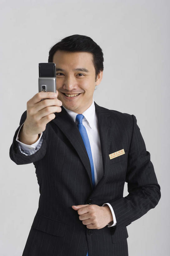 东方人,一个人,站,笑,打电话,微笑,露齿笑,竖图,室内,白天,白色背景,正面,电话,手机,亚洲,仅一个男性,仅一个人,握,拿,拿着,注视,黄种人,通讯设备,仅一个年轻男性,观察,看,站着,握着,摄影,名牌,影棚,观看,察看,关注,交流,男人,男性,年轻男性,亚洲人,沟通,通话,站立,半身,彩图,影棚拍摄,拍摄