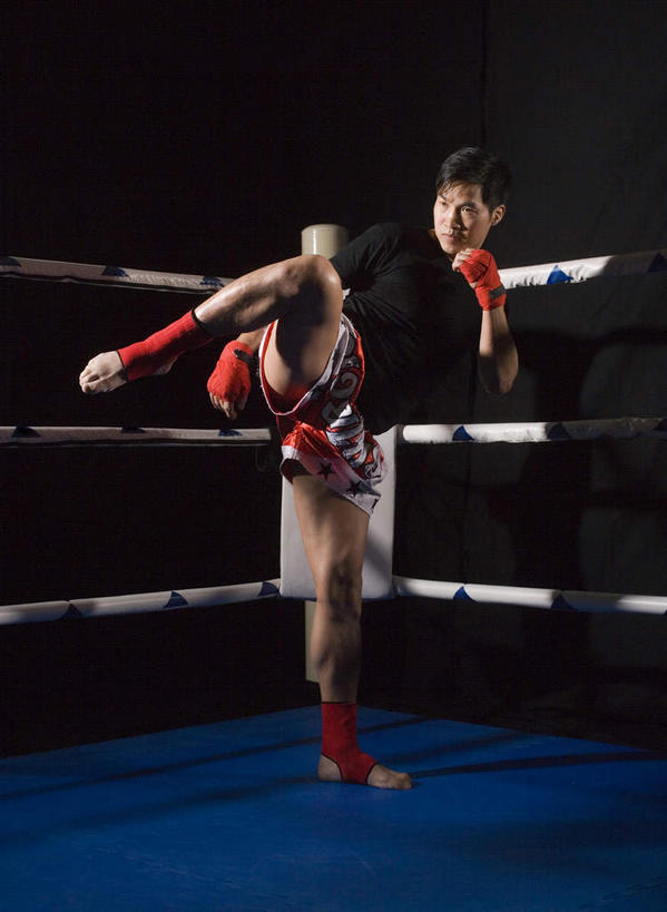 东方人,一个人,站,举,竖图,室内,白天,正面,运动服,亚洲,仅一个男性,仅一个人,踢,阴影,黑色背景,服装,光线,影子,灯光,黄种人,仅一个年轻男性,衣服,托,站着,摄影,服饰,影棚,衣着,穿着,泰拳,拳击台,衣饰,男人,男性,年轻男性,亚洲人,举起,举手,举着,向上举,向上伸,向上托,站立,彩图,全身,影棚拍摄,拍摄,运动装