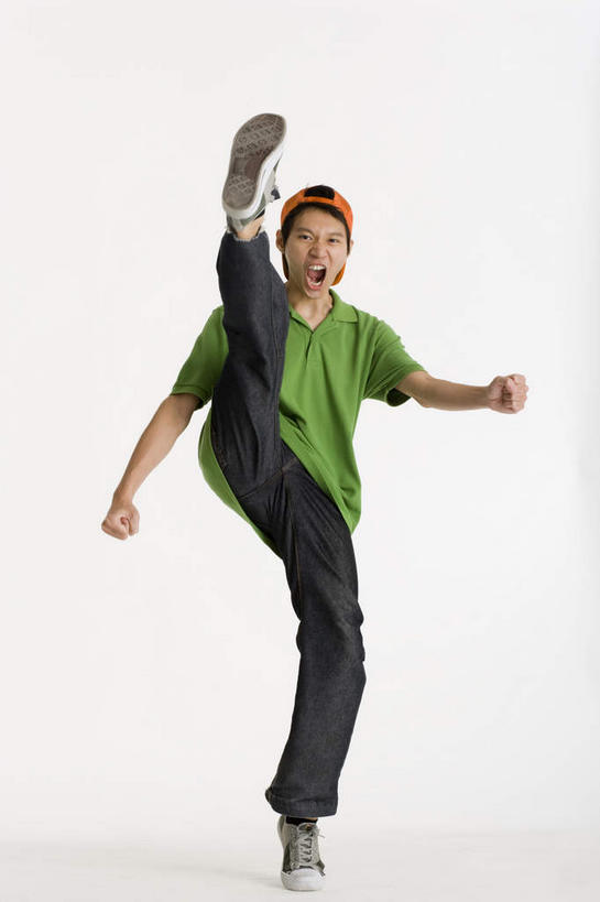 东方人,一个人,站,伸展双臂,竖图,室内,白天,白色背景,正面,帽子,亚洲,仅一个男性,仅一个人,服装,注视,休闲装,黄种人,运动帽,仅一个年轻男性,衣服,观察,看,站着,张嘴,休闲,休闲服,鸭舌帽,踢腿,摄影,服饰,影棚,观看,察看,关注,张大嘴巴,男人,男性,年轻男性,亚洲人,张开嘴,敞开双臂,伸开双臂,展开双肩,站立,张开手臂,张开双臂,彩图,全身,影棚拍摄,拍摄