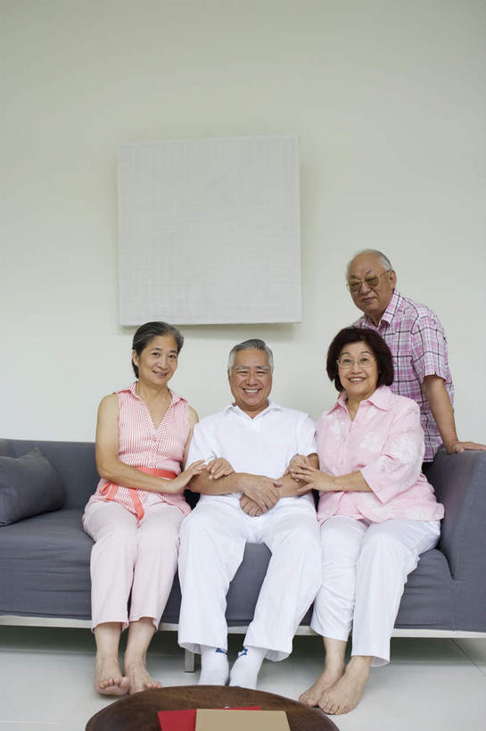 东方人,手,四个人,伙伴,朋友,坐,抱,笑,微笑,露齿笑,竖图,室内,白天,正面,友谊,房间,沙发,亚洲,撑,阴影,服装,光线,眼镜,影子,墙,灯光,注视,休闲装,黄种人,墙壁,墙面,衣服,垫子,观察,看,四双,休闲,手部,休闲服,服饰,抱着,观看,察看,撑着,搂着,关注,近视眼镜,布艺沙发,两幅,友情,老年男性,老年女性,男人,男性,女人,女性,亚洲人,怀抱,搂,搂抱,相抱,拥抱,坐着,彩图,全身