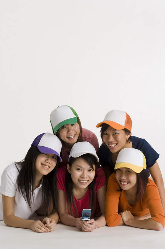 东方人,手,伙伴,朋友,笑,打电话,微笑,露齿笑,竖图,室内,白天,白色背景,正面,友谊,房间,电话,帽子,手机,亚洲,五个人,撑,握,阴影,服装,光线,影子,墙,灯光,地面,许多人,拿,拿着,扭头,注视,休闲装,黄种人,通讯设备,运动帽,墙壁,墙面,一个,衣服,观察,看,趴着,转头,一群人,休闲,手部,休闲服,鸭舌帽,握着,摄影,服饰,影棚,单个,观看,五双,察看,撑着,关注,交流,友情,亚洲人,沟通,趴,通话,半身,彩图,影棚拍摄,拍摄