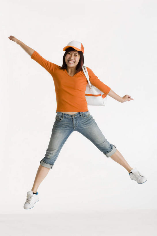 东方人,一个人,站,举,笑,微笑,露齿笑,竖图,室内,白天,白色背景,正面,兴奋,亚洲,仅一个年轻女性,仅一个女性,仅一个人,阴影,服装,光线,影子,休闲装,黄种人,衣服,阳光,托,站着,休闲,休闲服,摄影,服饰,影棚,欢快,喜悦,欢腾,庆幸,年轻女性,女人,女性,亚洲人,举起,举手,举着,向上举,向上伸,向上托,站立,彩图,全身,影棚拍摄,高兴,欢乐,开心,愉快,拍摄