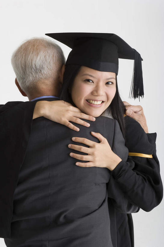 女,东方人,两个人,家庭,父亲,女儿,站,抱,笑,微笑,露齿笑,竖图,室内,白天,白色背景,正面,亚洲,阴影,光线,影子,黄种人,阳光,站着,温暖,温馨,一家人,父爱,摄影,影棚,抱着,和睦,搂着,老年男性,男人,男性,年轻女性,女人,女性,亚洲人,怀抱,搂,搂抱,相抱,拥抱,站立,半身,彩图,影棚拍摄,拍摄,融洽