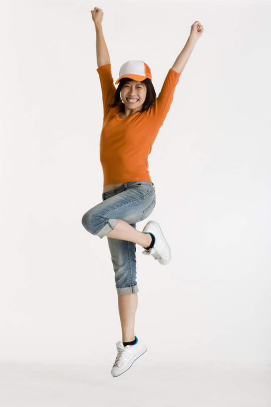 东方人,一个人,举,笑,微笑,露齿笑,竖图,室内,白天,白色背景,正面,兴奋,帽子,亚洲,仅一个年轻女性,仅一个女性,仅一个人,服装,休闲装,黄种人,运动帽,衣服,托,休闲,休闲服,鸭舌帽,摄影,服饰,影棚,欢快,喜悦,欢腾,庆幸,年轻女性,女人,女性,亚洲人,举起,举手,举着,向上举,向上伸,向上托,彩图,全身,影棚拍摄,高兴,欢乐,开心,愉快,拍摄