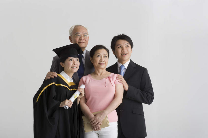 东方人,四个人,学生,站,笑,微笑,露齿笑,横图,室内,白天,白色背景,正面,亚洲,握,阴影,服装,光线,影子,拿,拿着,注视,休闲装,黄种人,拍照,衣服,阳光,观察,看,站着,休闲,休闲服,握着,摄影,服饰,流苏,影棚,观看,察看,学士帽,毕业,关注,学士服,垂布,学士袍,照像,男人,男性,女人,女性,中年男性,中年女性,亚洲人,站立,半身,彩图,影棚拍摄,拍摄,照相