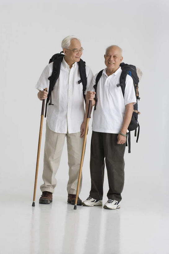 东方人,两个人,伙伴,朋友,站,笑,微笑,露齿笑,竖图,室内,白天,白色背景,正面,友谊,亚洲,握,服装,包,工具,器材,眼镜,拿,旅行包,拿着,休闲装,黄种人,衣服,背包,靠,靠着,站着,休闲,休闲服,器械,握着,摄影,服饰,影棚,拐杖,老花镜,登山杖,辅助设备,旅游包,登山棍,友情,老年男性,男人,男性,亚洲人,登山,爬山,站立,彩图,全身,影棚拍摄,拍摄,双肩包