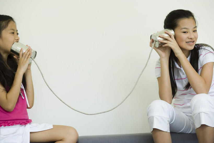 东方人,儿童,两个人,家,坐,举,笑,微笑,露齿笑,横图,室内,白天,正面,游戏,纯洁,沙发,金属制品,亚洲,握,服装,金属,包装,罐子,房屋,墙,屋子,拿,玩,拿着,注视,休闲装,黄种人,娱乐,喇叭,楼房,墙壁,墙面,住宅,饮料,小孩,衣服,白色,话筒,容器,观察,看,聆听,托,休闲,休闲服,可爱,童年,童趣,握着,服饰,易拉罐,观看,活动,察看,发泄,关注,消遣,智力,传声筒,童真,烂漫,无邪,宣泄,凝听,天真,女孩,女人,女性,亚洲人,举起,举手,举着,玩耍,嬉戏,向上举,向上伸,向上托,坐着,半身,彩图,房子,女生,皮沙发