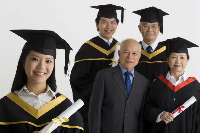 东方人,家庭,夫妻,祖母,祖父,伙伴,朋友,学生,站,笑,微笑,露齿笑,横图,室内,白天,白色背景,正面,衬衫,西装,爱情,友谊,亚洲,五个人,握,套装,正装,文凭,领带,许多人,浪漫,拿,拿着,注视,职业装,黄种人,观察,看,站着,一群人,温暖,温馨,一家人,恩爱,握着,恋人,摄影,流苏,影棚,奶奶,爷爷,观看,祖孙,和睦,察看,证书,学士帽,毕业,关注,学士服,学位证,外婆,外孙女,外祖母,学位证书,外公,外祖父,外孙,外孙子,垂布,学士袍,友情,老年男性,男人,年轻男性,年轻女性,女人,中年女性,亚洲人,夫妇,情侣,孙女,孙子,站立,半身,彩图,影棚拍摄,衬衣,拍摄,伴侣,融洽