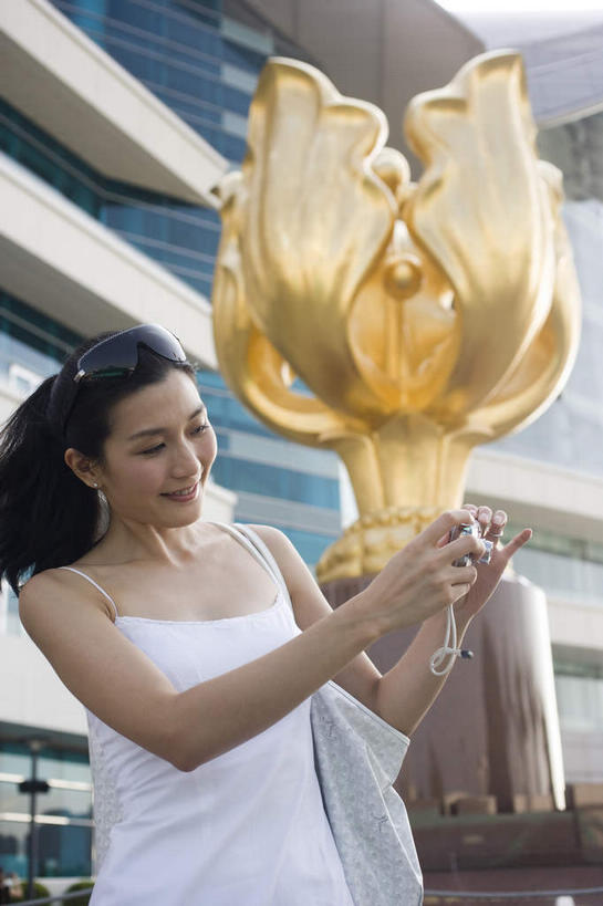 东方人,一个人,家,站,笑,微笑,露齿笑,竖图,室外,白天,仰视,裙子,雕塑,亚洲,仅一个年轻女性,仅一个女性,仅一个人,握,阴影,连衣裙,艺术,装饰,光线,包,雕刻,雕像,墨镜,皮包,眼镜,影子,房屋,屋子,拿,拿着,注视,黄种人,楼房,住宅,白色,阳光,太阳镜,太阳眼镜,工艺品,观察,看,站着,金色,遮阳镜,握着,观看,纪念,单肩包,美术,察看,富贵,关注,主题,陈列,紫荆花,忠诚,功能,美学,富丽,满条红,苏芳花,紫荆,箩筐树,名誉,荣华,年轻女性,女人,女性,亚洲人,站立,半身,彩图,低角度拍摄,房子