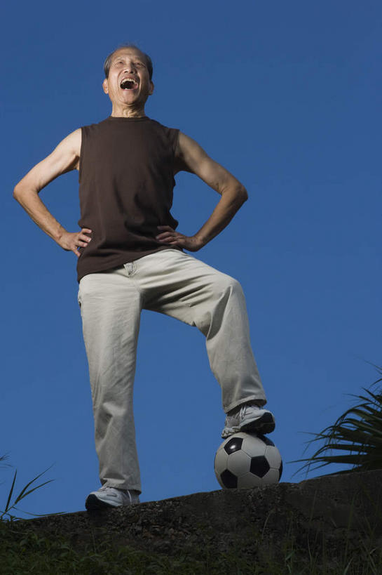 东方人,头发,一个人,栏杆,站,笑,大笑,竖图,室外,夜晚,仰视,运动鞋,兴奋,足球,草地,植物,楼梯,鞋子,亚洲,仅一个男性,仅一个人,阴影,服装,光线,扶手,影子,阶梯,灯光,足球装备,注视,休闲装,黄种人,运动器械,踩,手叉腰,护栏,台阶,草,衣服,蓝色,绿色,白色,蓝天,天空,天,踩着,叉腰,观察,看,站着,张嘴,仅一个老年男性,休闲,休闲服,健身器械,服饰,晴朗,观看,休闲鞋,察看,双手叉腰,关注,健身器材,张大嘴巴,万里无云,哈哈大笑,蹴鞠,鹤发,足球运动,老年男性,男人,男性,亚洲人,晴空,晴空万里,张开嘴,站立,彩图,低角度拍摄,全身,高兴,狂笑,运动器材