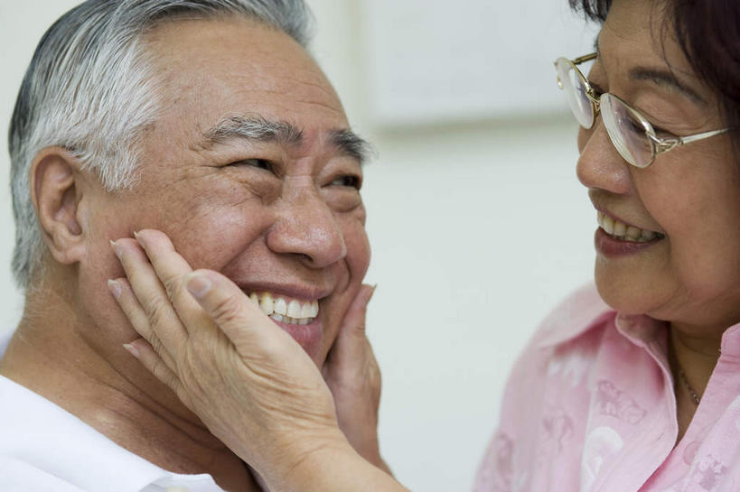 东方人,老年人,皱纹,头发,两个人,家庭,夫妻,站,坐,笑,摸,微笑,露齿笑,横图,室内,特写,白天,侧面,爱情,相框,亚洲,抚摸,朦胧,模糊,装饰,眼镜,墙,浪漫,扭头,注视,黄种人,墙壁,墙面,画框,白色,观察,看,站着,转头,温暖,温馨,一家人,恩爱,恋人,观看,老花镜,华丽,修饰,点缀,和睦,察看,关注,衬托,美观,雅致,雅观,鹤发,远视眼镜,老年男性,老年女性,男人,男性,女人,女性,亚洲人,夫妇,情侣,装饰画,触摸,接触,站立,坐着,半身,彩图,伴侣,融洽