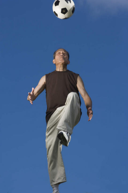 东方人,头发,一个人,跳,竖图,室内,白天,仰视,足球,亚洲,仅一个男性,仅一个人,踢,阴影,服装,光线,影子,足球装备,半空,注视,休闲装,黄种人,运动器械,一个,衣服,蓝色,白色,蓝天,天空,阳光,天,观察,看,仅一个老年男性,休闲,休闲服,健身器械,服饰,单个,观看,察看,关注,健身器材,蹴鞠,鹤发,足球运动,老年男性,男人,男性,亚洲人,抬头,跳跃,仰头,半身,彩图,低角度拍摄,运动器材