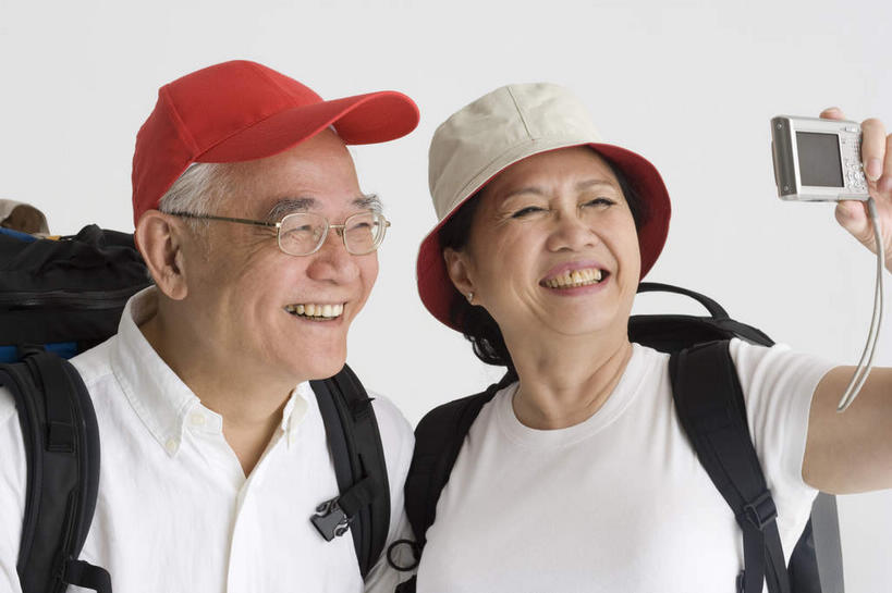 东方人,老年人,皱纹,头发,两个人,家庭,夫妻,站,举,笑,微笑,露齿笑,横图,室内,白天,白色背景,侧面,帽子,相机,亚洲,握,包,眼镜,拿,旅行包,拿着,扭头,注视,黄种人,运动帽,拍照,白色,背包,数码相机,遮阳帽,观察,看,托,站着,转头,温暖,温馨,一家人,鸭舌帽,握着,摄影,影棚,观看,老花镜,和睦,察看,关注,旅游包,鹤发,远视眼镜,老年男性,老年女性,男人,男性,女人,女性,亚洲人,夫妇,情侣,照相机,举起,举手,举着,向上举,向上伸,向上托,站立,半身,彩图,影棚拍摄,拍摄,照相,融洽,双肩包