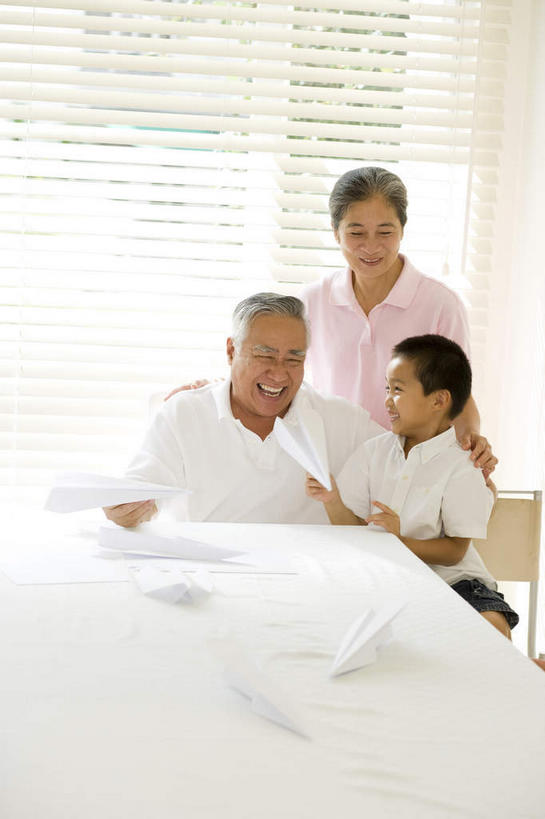 东方人,头发,三个人,祖母,祖父,站,坐,举,抱,笑,微笑,露齿笑,竖图,室内,白天,正面,植物,餐桌,窗户,落地窗,桌子,飞机,椅子,亚洲,握,阴影,服装,艺术,光线,影子,折纸,纸艺,手工艺品,百叶窗,木椅,拿,拿着,扭头,注视,休闲装,黄种人,文化,玻璃窗,树,树木,衣服,绿色,白色,自然,工艺品,观察,看,托,站着,转头,休闲,休闲服,握着,服饰,生长,奶奶,成长,餐台,抱着,观看,祖孙,纸飞机,察看,高雅,搂着,关注,外婆,外祖母,外公,外祖父,外孙,外孙子,工艺折纸,自信心,品位,鹤发,百页窗,亚洲人,孙子,怀抱,举起,举手,举着,搂,搂抱,相抱,向上举,向上伸,向上托,拥抱,站立,坐着,半身,彩图