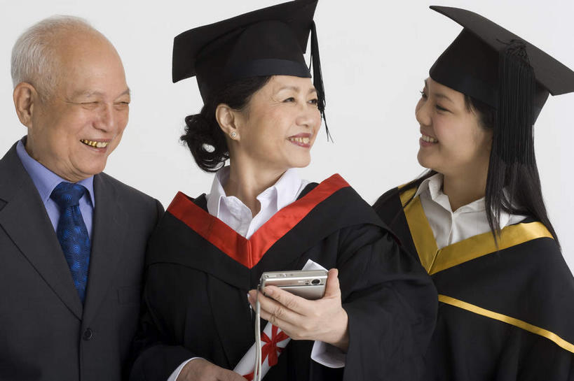 东方人,头发,三个人,学生,教师,站,举,笑,微笑,露齿笑,横图,室内,白天,白色背景,正面,衬衫,西装,相机,亚洲,握,套装,正装,领带,拿,拿着,扭头,注视,职业装,黄种人,拍照,白色,数码相机,观察,看,托,站着,转头,握着,摄影,流苏,影棚,观看,察看,学士帽,毕业,关注,学士服,垂布,学士袍,鹤发,门生,老年男性,老年女性,男人,男性,年轻女性,女人,女性,亚洲人,长发,讲师,教授,老师,照相机,举起,举手,举着,向上举,向上伸,向上托,站立,半身,彩图,影棚拍摄,衬衣,拍摄,照相