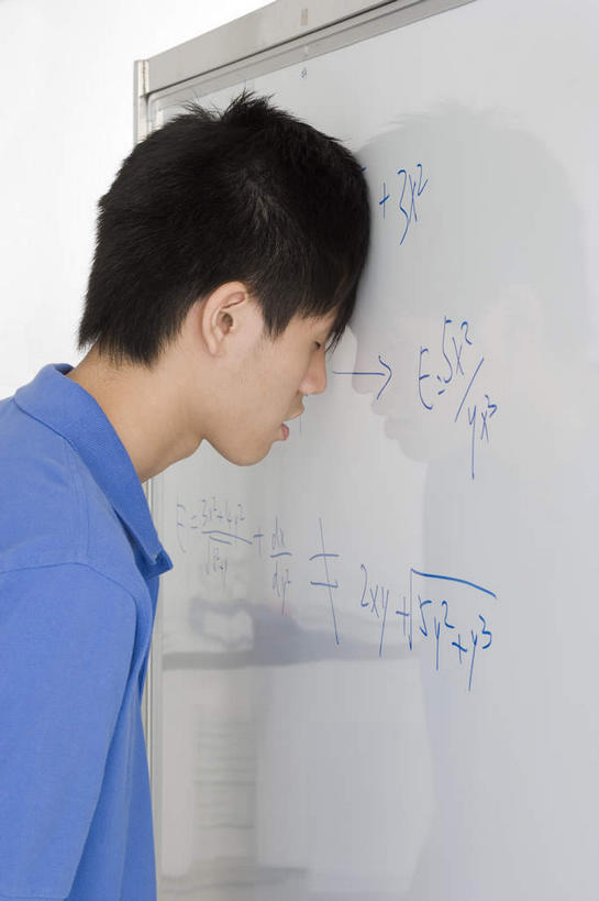 东方人,一个人,闭眼,竖图,室内,白天,侧面,T恤衫,亚洲,仅一个男性,仅一个人,服装,T恤,休闲装,黄种人,仅一个年轻男性,衣服,倒影,靠,靠着,休闲,休闲服,沉思,服饰,倒映,深思,数学,字迹,笔迹,公式,记录板,记事板,反照,覃思,寻思,男人,男性,年轻男性,亚洲人,闭眼睛,闭着眼,闭着眼睛,半身,彩图