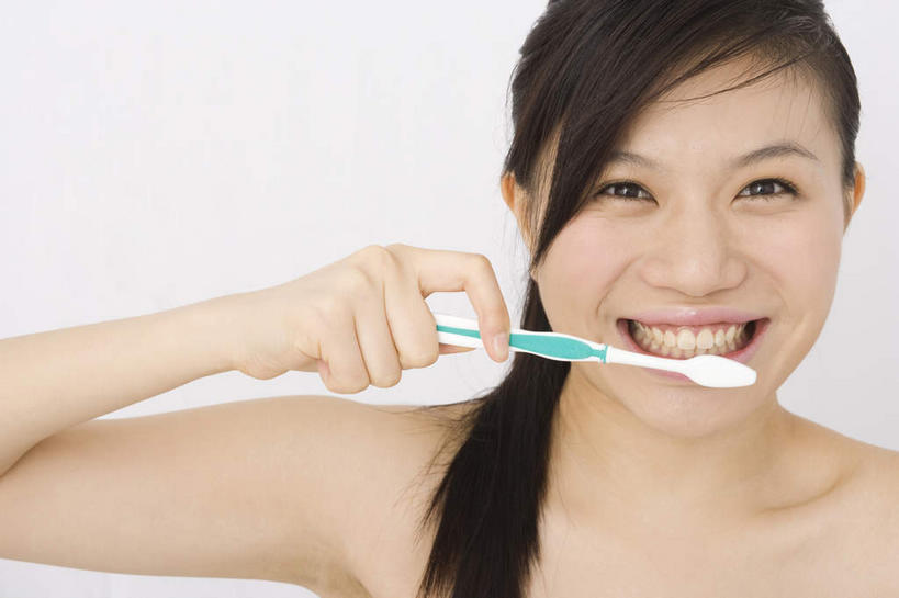 东方人,脸,头,脸颊,手,锁骨,肩胛骨,一个人,站,笑,微笑,露齿笑,横图,室内,特写,白天,白色背景,正面,亚洲,仅一个年轻女性,仅一个女性,仅一个人,握,牙刷,拿,拿着,黄种人,刷牙,肩膀,清洁,站着,手部,握着,洗漱,保健,摄影,影棚,年轻女性,女人,女性,亚洲人,头部,脸部,脸蛋,面部,站立,半身,彩图,影棚拍摄,拍摄