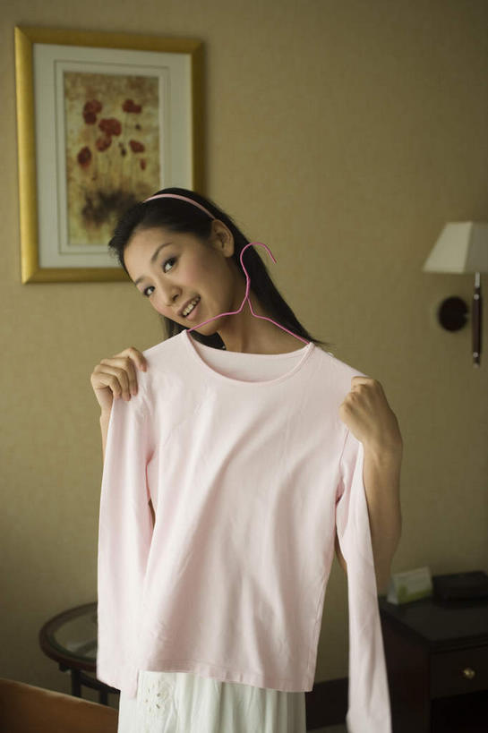 东方人,一个人,站,笑,微笑,露齿笑,竖图,室内,白天,正面,T恤衫,绘画,桌子,衣架,照明,亚洲,仅一个年轻女性,仅一个女性,仅一个人,吊挂,握,悬挂,阴影,艺术,装饰,光线,壁灯,影子,办公桌,墙,灯光,挂,拿,T恤,拿着,黄种人,文化,壁画,墙壁,墙面,灯,发箍,发饰,饰品,灯具,站着,握着,头箍,华丽,修饰,照亮,点缀,挑选,照明设备,选择,发卡,配饰,衬托,美观,雅致,雅观,采选,遴选,筛选,挑拣,挑撰,年轻女性,女人,女性,亚洲人,挂衣架,晾衣架,画画,站立,半身,彩图