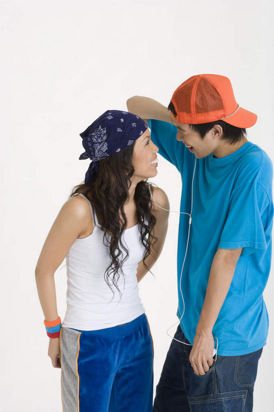 东方人,两个人,站,笑,微笑,露齿笑,竖图,室内,白天,白色背景,侧面,T恤衫,爱情,陶醉,快乐,帽子,亚洲,抱头,服装,裤子,装饰,头巾,浪漫,音乐,T恤,音乐播放器,牛仔裤,休闲装,黄种人,运动帽,衣服,站着,享受,休闲,温暖,温馨,休闲服,橙色,鸭舌帽,恩爱,恋人,摄影,服饰,影棚,华丽,修饰,点缀,和睦,MP3播放器,腕带,衬托,美观,雅致,雅观,捧首,捧头,男人,男性,年轻男性,年轻女性,女人,女性,亚洲人,情侣,站立,半身,彩图,影棚拍摄,拍摄,伴侣,融洽,播放器,沉醉
