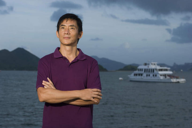 东方人,一个人,站,双手交叉,横图,室外,白天,正面,T恤衫,海浪,海洋,山,山脉,轮船,船,亚洲,仅一个男性,仅一个人,眺望,阴影,远眺,光线,影子,浪花,山峰,云,云朵,山峦,T恤,云彩,远望,黄种人,仅一个年轻男性,蓝色,白云,蓝天,天空,阳光,海水,交通工具,群山,天,站着,晴朗,遥望,双手抱胸,载具,海景,了望,远瞩,男人,男性,年轻男性,亚洲人,大海,风浪,海,海水的波动,近岸浪,涌浪,晴空,站立,半身,彩图