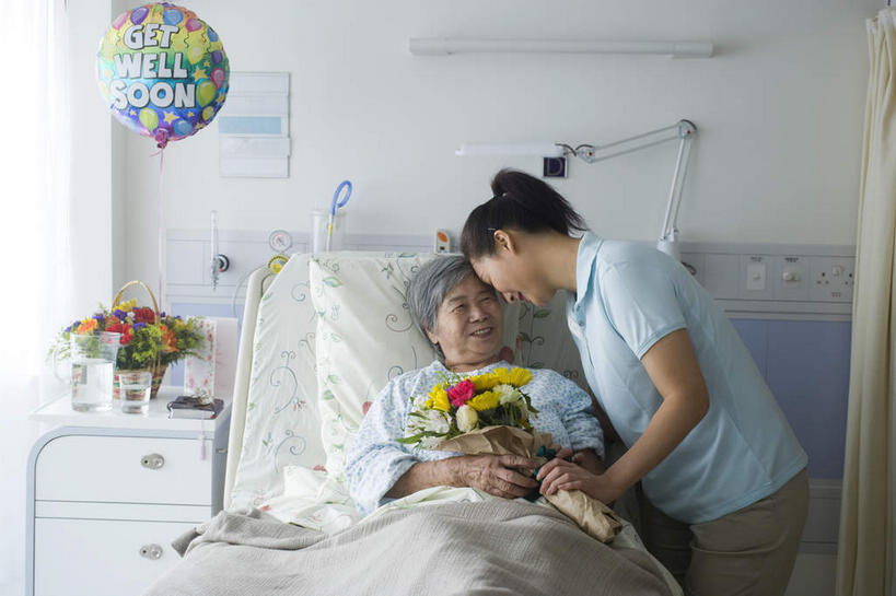 东方人,两个人,母亲,女儿,病人,医院,站,躺,笑,微笑,露齿笑,横图,室内,白天,正面,T恤衫,窗户,床,靠垫,落地窗,亚洲,握,阴影,节日,光线,影子,床单,靠枕,拿,T恤,拿着,黄种人,文化,被子,玻璃窗,鲜花,床头柜,垫子,枕头,花束,靠,靠着,祈祷,站着,健康,母女,母爱,握着,许愿,宗教,单人床,信仰,纪念,祈求,被单,医疗机构,病号服,卧着,平安,老年女性,年轻女性,女人,女性,亚洲人,患者,就医者,躺着,卧,站立,半身,彩图,病院,诊所