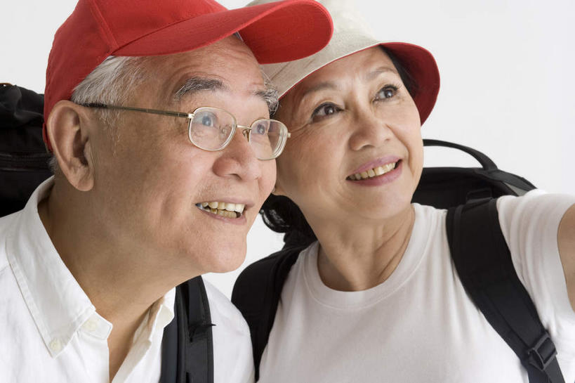 东方人,脸,头,脸颊,两个人,夫妻,站,笑,微笑,露齿笑,横图,室内,特写,白天,白色背景,正面,T恤衫,爱情,帽子,亚洲,眺望,远眺,包,眼镜,浪漫,T恤,旅行包,远望,黄种人,运动帽,红色,背包,遮阳帽,站着,鸭舌帽,恩爱,恋人,摄影,影棚,老花镜,遥望,旅游包,了望,远瞩,远视眼镜,老年男性,老年女性,男人,男性,女人,女性,亚洲人,头部,脸部,脸蛋,面部,夫妇,情侣,站立,半身,彩图,影棚拍摄,拍摄,伴侣,双肩包