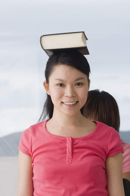 东方人,两个人,站,笑,微笑,露齿笑,竖图,室外,白天,正面,T恤衫,书籍,亚洲,T恤,顶,注视,黄种人,红色,书本,观察,看,站着,同学,观看,察看,校友,关注,同窗,学友,男人,男性,年轻男性,年轻女性,女人,女性,亚洲人,站立,半身,彩图