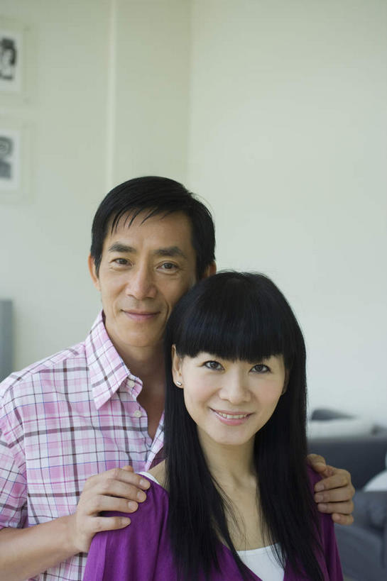 东方人,两个人,夫妻,笑,微笑,露齿笑,竖图,照片,室内,白天,正面,衬衫,爱情,沙发,亚洲,服装,浪漫,休闲装,黄种人,衣服,休闲,休闲服,恩爱,搭,斜视,恋人,摄影,服饰,搭着,布艺沙发,亚洲人,夫妇,情侣,相片,半身,彩图,衬衣,拍摄,照相,伴侣